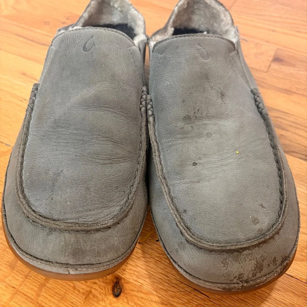 OluKai Kipuka Hulu Mens 12 Grey Leather Shearling Lined Slippers 10450-2626